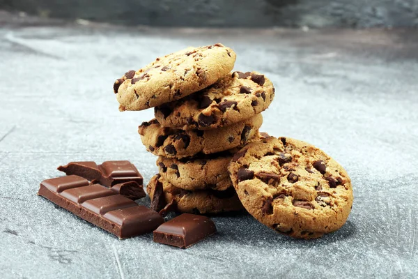 Chocolate cookies on rustic table. Chocolate chip cookies — Stock Photo, Image