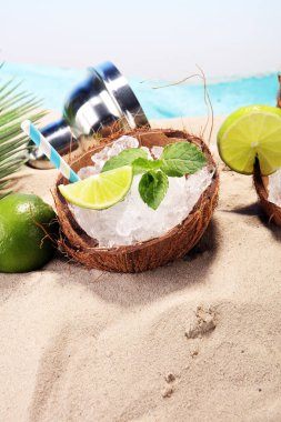 Sahilde kokteyl mojito farklı türleri.