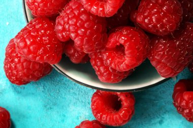 Ahududu. Ahududu mavi zemin üzerine. Yaz ve sağlıklı fo