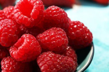 Ahududu. Ahududu mavi zemin üzerine. Yaz ve sağlıklı fo