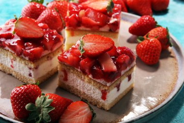 taze çilek ve krema ile Çilekli pasta.