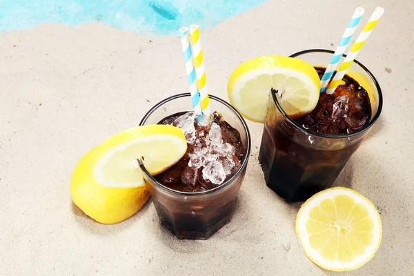 Refresco con cubitos de hielo, limón y paja en vaso. —  Fotos de Stock