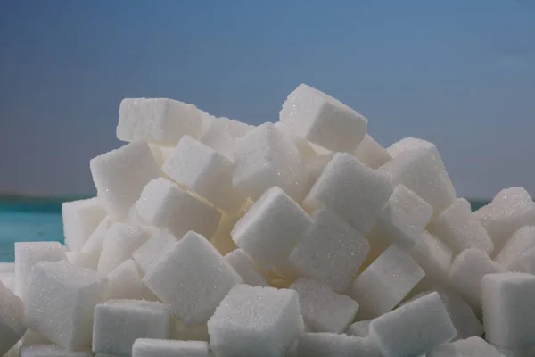 Terrones de azúcar. una vida poco saludable con cubo de azúcar blanco —  Fotos de Stock