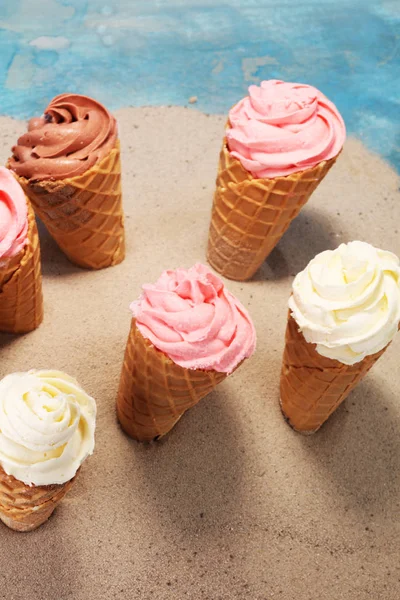 Iogurte congelado de baunilha ou sorvete macio em cone de waffle . — Fotografia de Stock