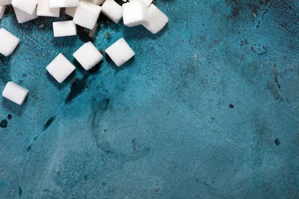 Terrones de azúcar. una vida poco saludable con cubo de azúcar blanco — Foto de Stock