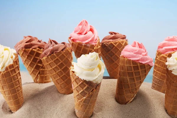 Vanilla frozen yogurt or soft ice cream in waffle cone. — Stock Photo, Image