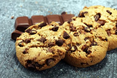 Çikolata kurabiye rustik masada. Çikolatalı kurabiye 