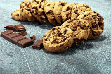 Çikolata kurabiye rustik masada. Çikolatalı kurabiye 