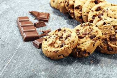 Çikolata kurabiye rustik masada. Çikolatalı kurabiye 