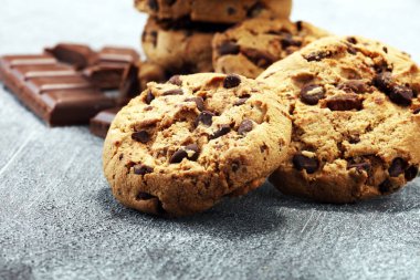 Çikolata kurabiye rustik masada. Çikolatalı kurabiye 