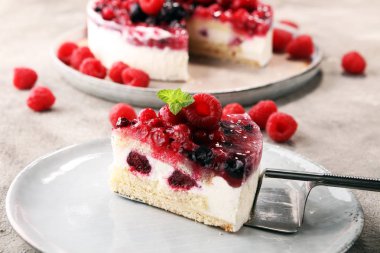 Ahududulu kek ve bir sürü taze ahududu