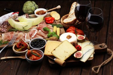 İtalyan antipasti şarap aperatifler küme. Peynir çeşitli, Mediterranean