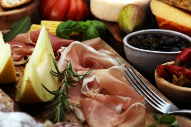 İtalyan antipasti şarap aperatifler küme. Peynir çeşitli, Mediterranean