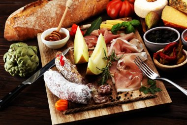İtalyan antipasti şarap aperatifler küme. Peynir çeşitli, Mediterranean