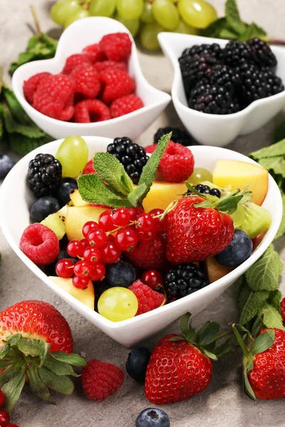 Salat mit frischen Früchten und Beeren. gesunder Frühlingssalat — Stockfoto