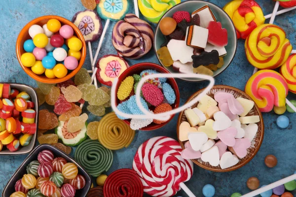 Конфеты с желе и сахаром. красочный массив различных детей — стоковое фото