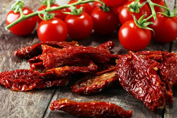 Pomodori secchi. metà pomodoro essiccato al sole . — Foto Stock