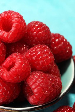 Ahududu. Ahududu mavi zemin üzerine. Yaz ve sağlıklı fo