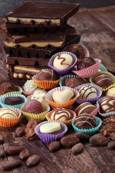 Багато різноманітних шоколадних пралінів, бельгійський кондитерський гурман — стокове фото