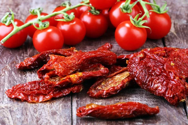 Tomates secos al sol. mitades de tomate secadas al sol . — Foto de Stock