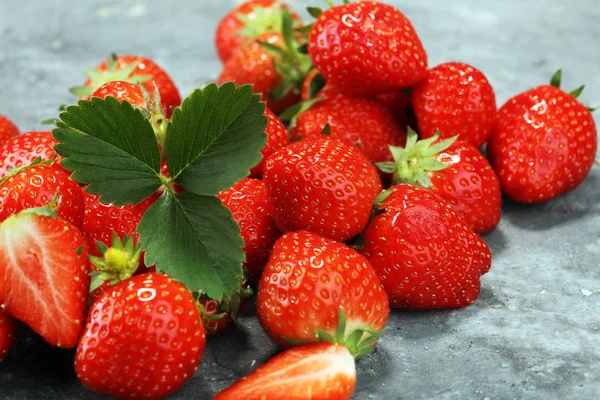 Un montón de fresas frescas crudas — Foto de Stock