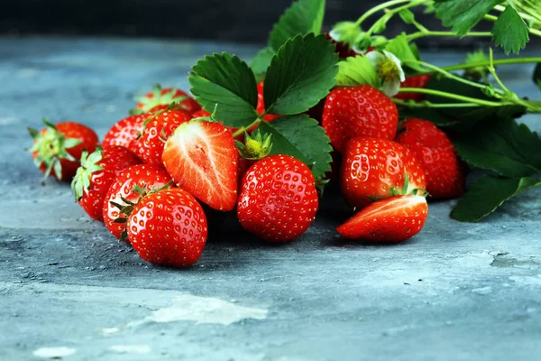 A bunch of raw fresh strawberries — Stock Photo, Image