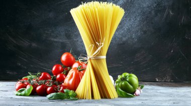 İtalyan yemeği arka plan ile makarna, fesleğen ve domates, sağlık veya 