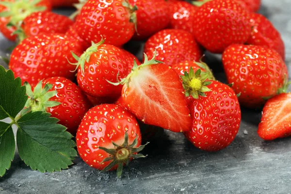 Ett gäng råa färska jordgubbar — Stockfoto