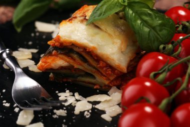 Bir restauran acılı geleneksel İtalyan Dana lazanya porsiyon
