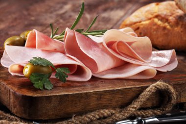 Ham ahşap arka plan üzerine dilimlenmiş. Taze prosciutto. Domuz jambon dilim