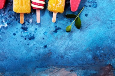 Renkli buzlu şeker veya vanilya donmuş yoğurt veya yumuşak kıvamlı dondurma.