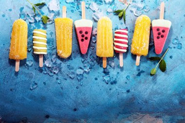 Renkli buzlu şeker veya vanilya donmuş yoğurt veya yumuşak kıvamlı dondurma.