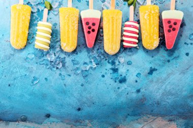 Renkli buzlu şeker veya vanilya donmuş yoğurt veya yumuşak kıvamlı dondurma.