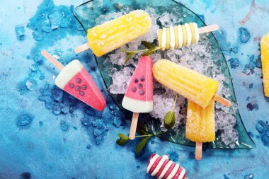 Renkli buzlu şeker veya vanilya donmuş yoğurt veya yumuşak kıvamlı dondurma.
