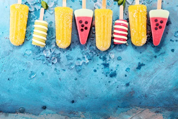 Renkli buzlu şeker veya vanilya donmuş yoğurt veya yumuşak kıvamlı dondurma.