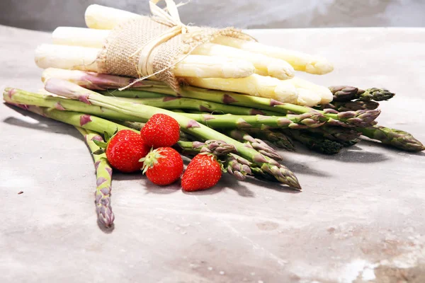 Witte en groene asperges met aardbeien — Stockfoto