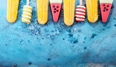 Renkli buzlu şeker veya vanilya donmuş yoğurt veya yumuşak kıvamlı dondurma.