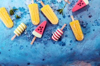 Renkli buzlu şeker veya vanilya donmuş yoğurt veya yumuşak kıvamlı dondurma.