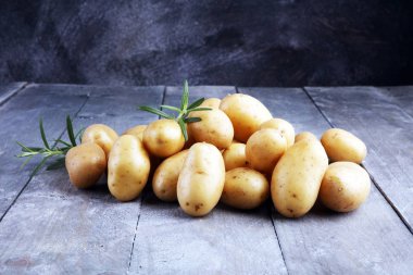 Ahşap kurullarında yalan patates yığını. Taze patates