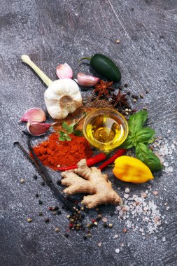 Baharat ve otlar masada. Yemek ve mutfak malzemeleri.