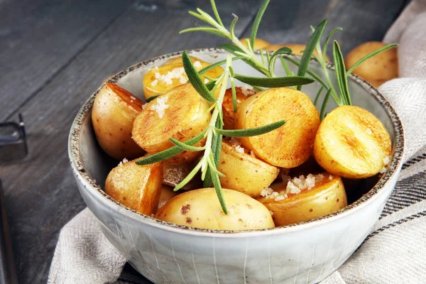 Rostad potatis med färsk rosmarin i en skål — Stockfoto