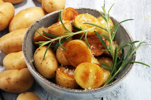 Rostad potatis med färsk rosmarin i en skål — Stockfoto