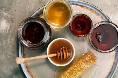 Aromatik bal kavanozuna, closeup dökme