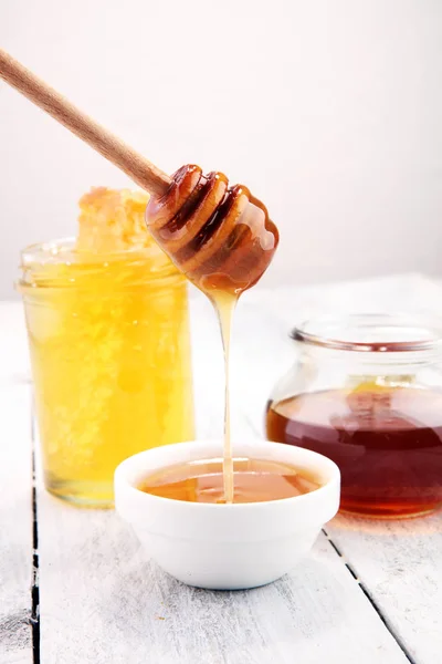 Verter miel aromática en el frasco, primer plano — Foto de Stock