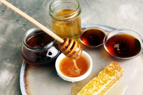 Pouring aromatic honey into jar, closeup — Stock Photo, Image