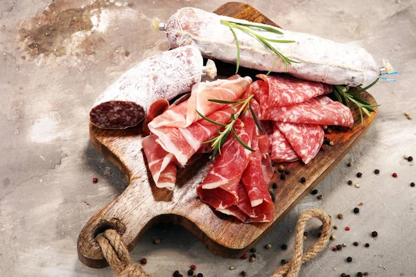 Futtertablett mit köstlicher Salami, Rohschinken Crudo, frischer Wurst — Stockfoto