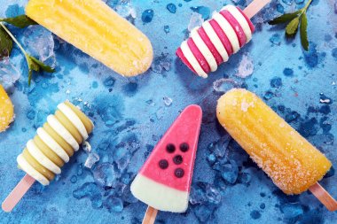Renkli buzlu şeker veya vanilya donmuş yoğurt veya yumuşak kıvamlı dondurma.