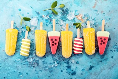 Renkli buzlu şeker veya vanilya donmuş yoğurt veya yumuşak kıvamlı dondurma.