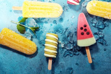 Renkli buzlu şeker veya vanilya donmuş yoğurt veya yumuşak kıvamlı dondurma.