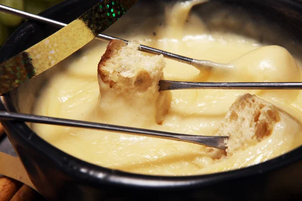 Wykwintną kolację szwajcarskiego fondue na zimowy wieczór z różne ch — Zdjęcie stockowe